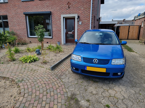 rechterbaan blauwe Volkswagen Polo