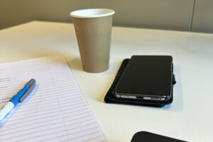 werkdag met koffie, mobiel en notitieboek